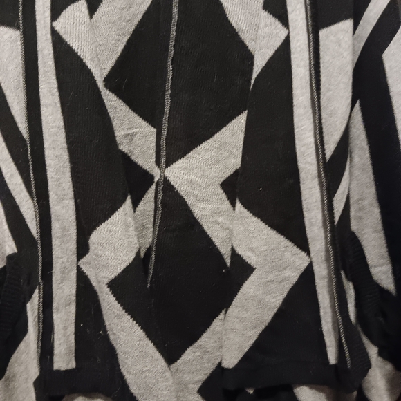 Mossimo unique pattern pocho/shrug. Great for a breezy night or day. M/L - Picture 4 of 10